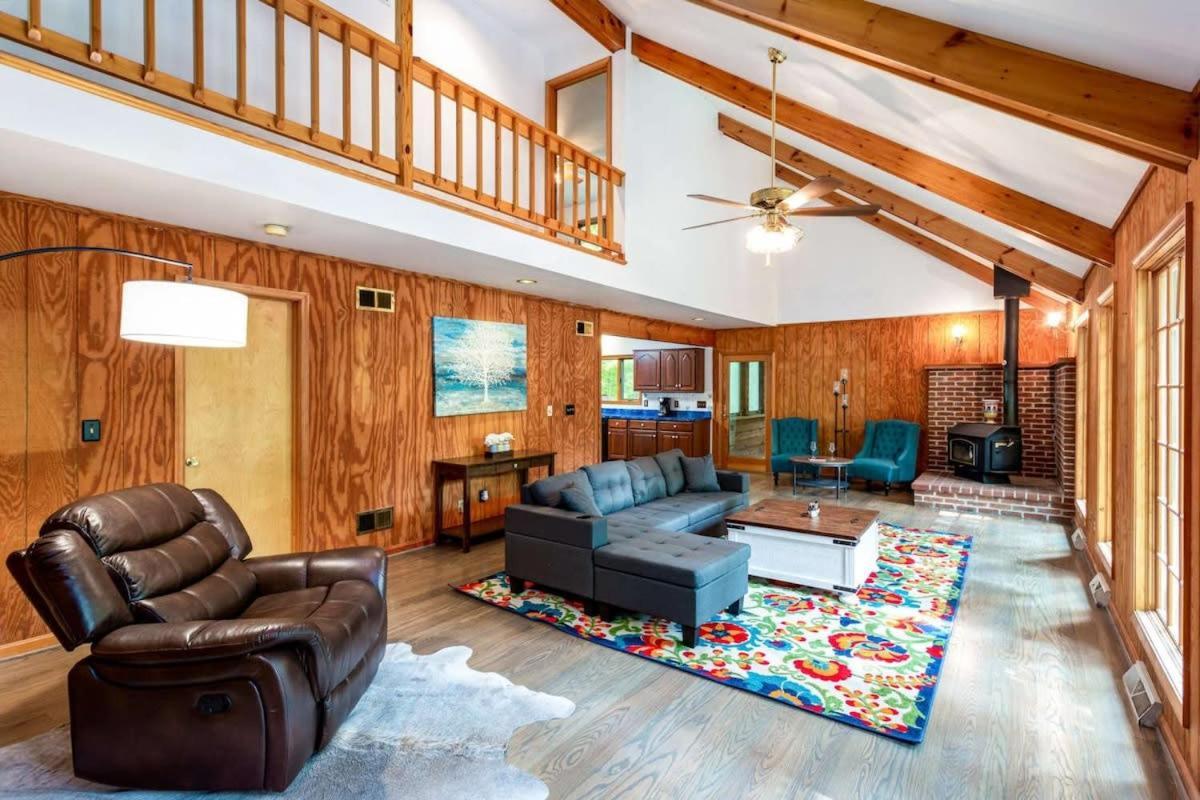 Huge Cabin W Hot Tub, Deck, Grill, Fire Pit, Wifi เบิร์กลีย์สปริงส์ ภายนอก รูปภาพ
