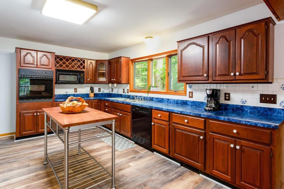 Huge Cabin W Hot Tub, Deck, Grill, Fire Pit, Wifi เบิร์กลีย์สปริงส์ ภายนอก รูปภาพ