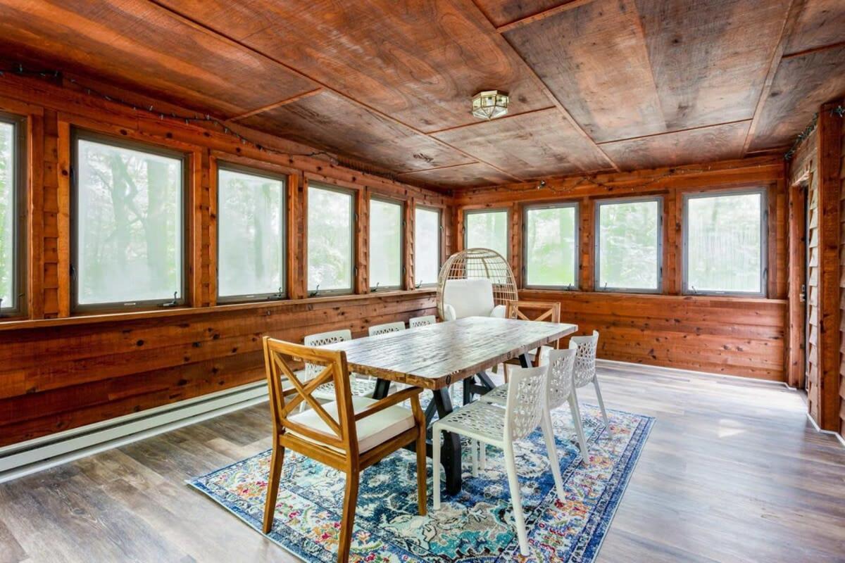 Huge Cabin W Hot Tub, Deck, Grill, Fire Pit, Wifi เบิร์กลีย์สปริงส์ ภายนอก รูปภาพ