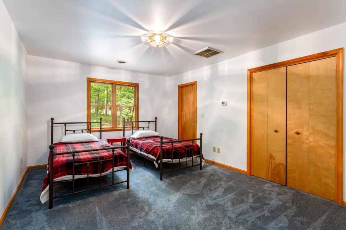 Huge Cabin W Hot Tub, Deck, Grill, Fire Pit, Wifi เบิร์กลีย์สปริงส์ ภายนอก รูปภาพ